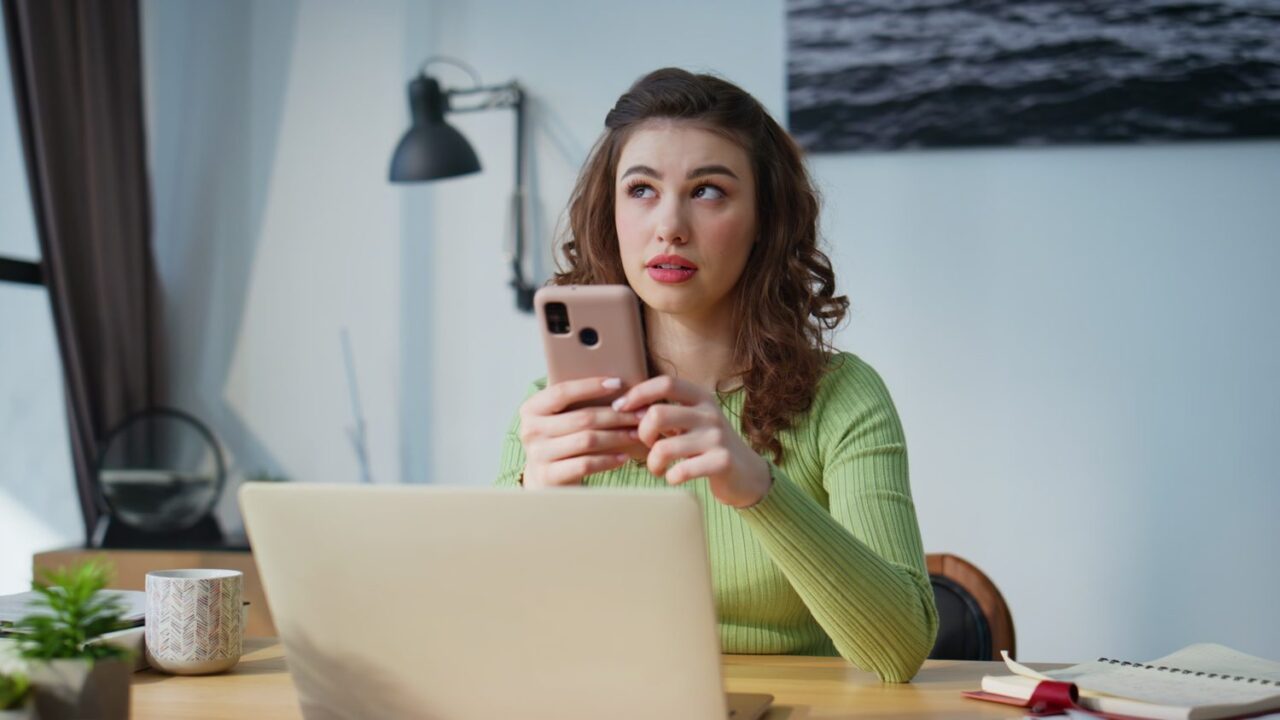 Gestionnaire de réseaux sociaux travaillant sur un ordinateur portable dans un bureau